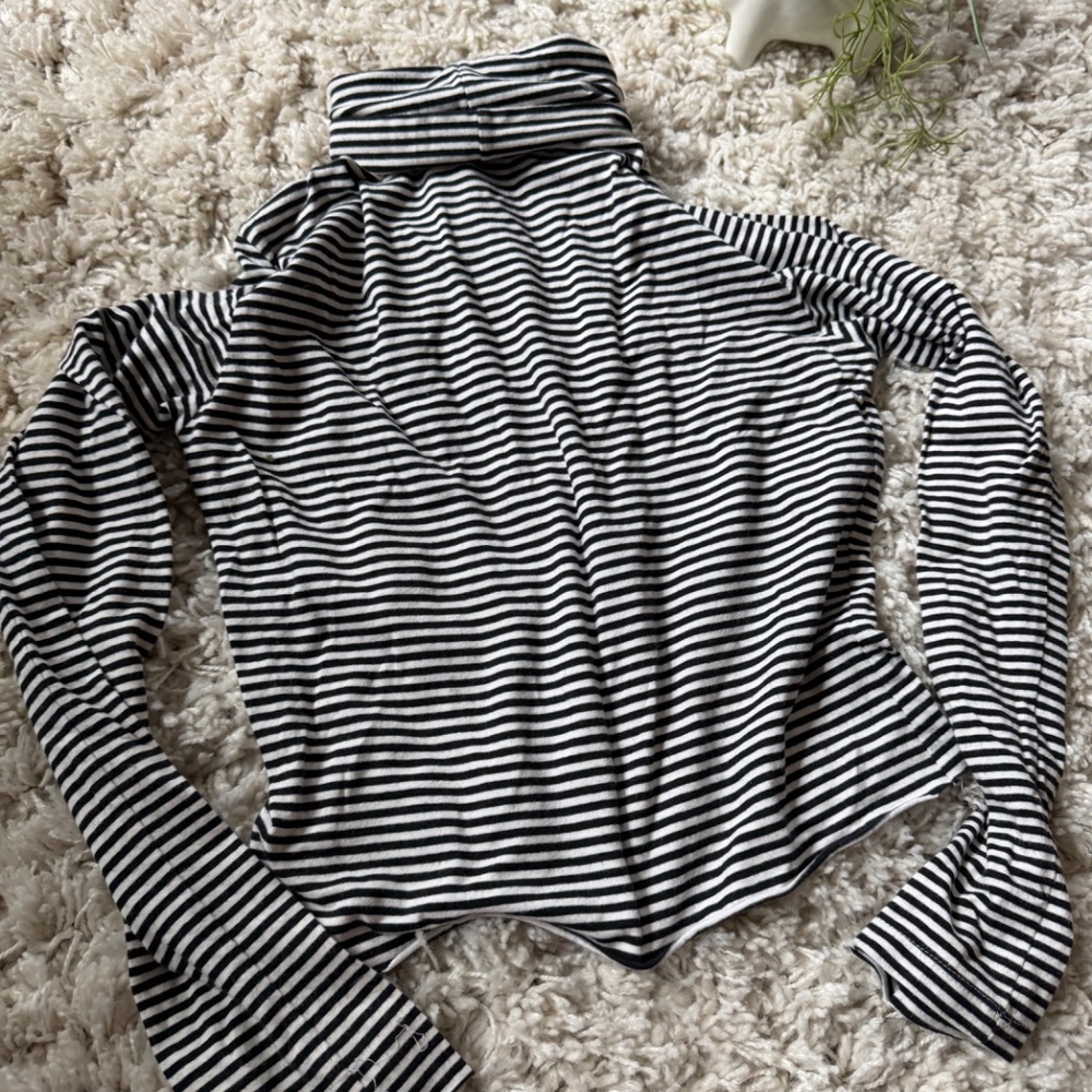 Chic striped long Cambridge Dry Goods Black and White Striped turtleneck Long Sl - Picture 4 of 7
